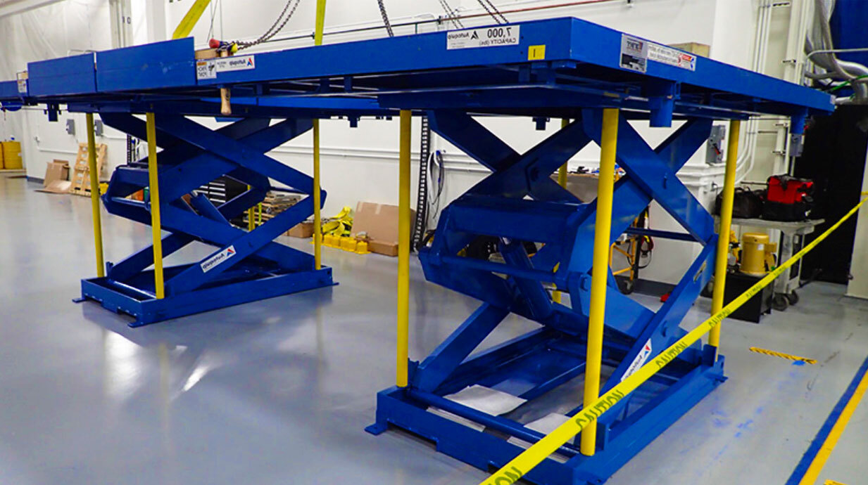 Custom hydraulic work platforms with two scissor lifts